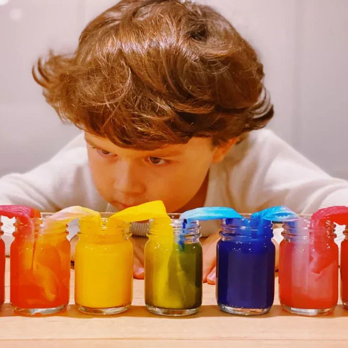  paper towels)Walking rainbow experiment setup with 7 jars, paper towels and watercolour paints
