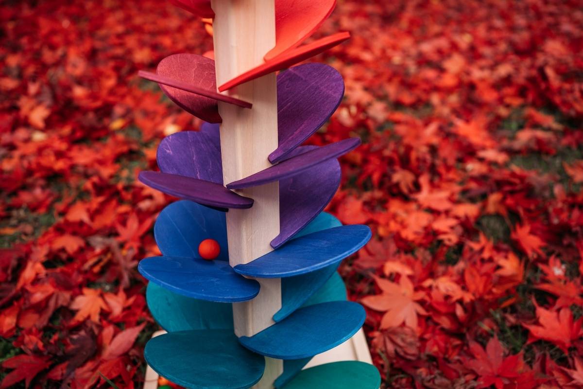Grunspecht  marble tree on a background of red autumn leaves